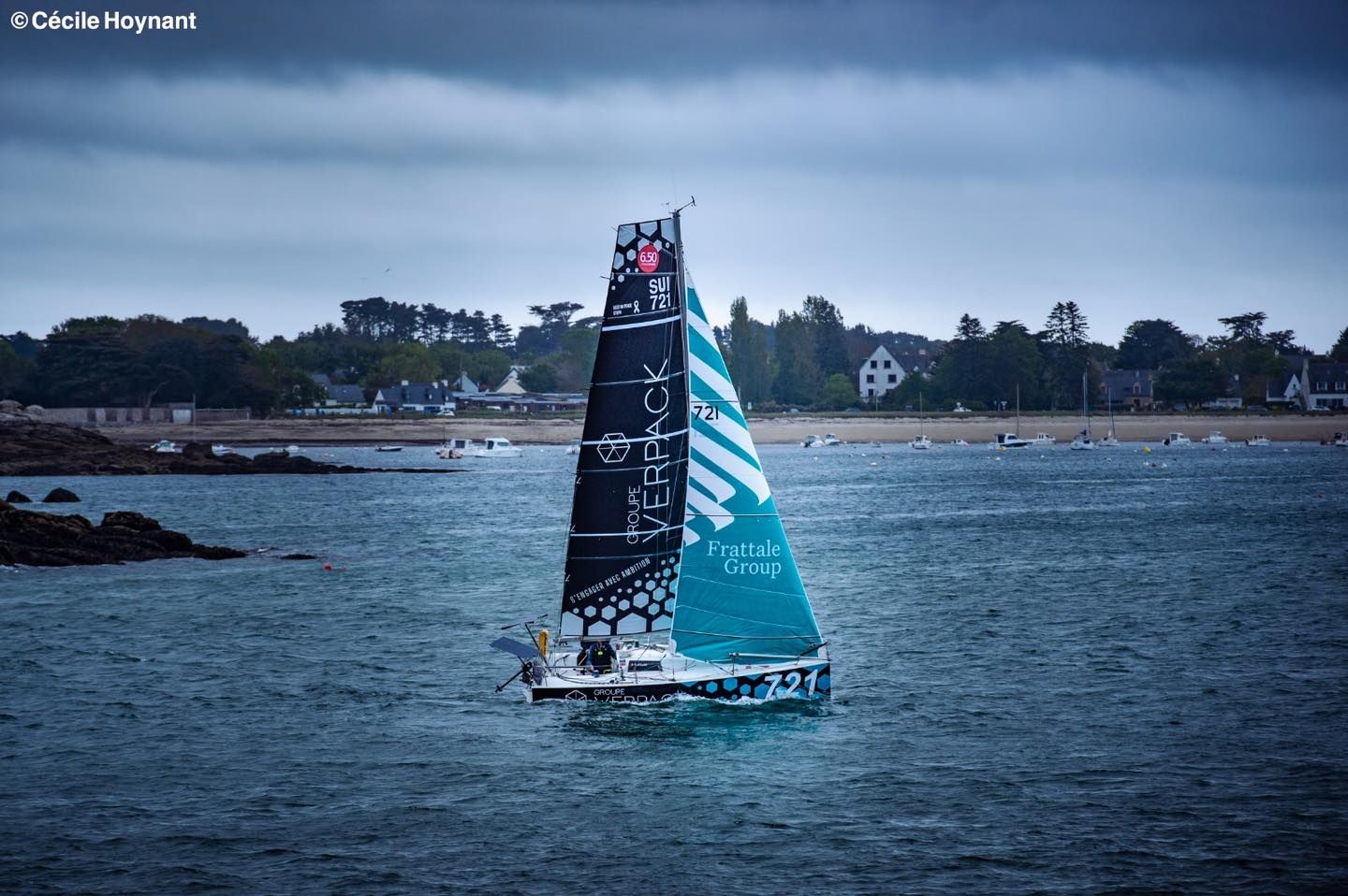 Décoration coque et voile Mini 6.50 Décoration coque et voiles d'un mini 6.50 pour la Mini-Transat 2025. Peinture sur voile