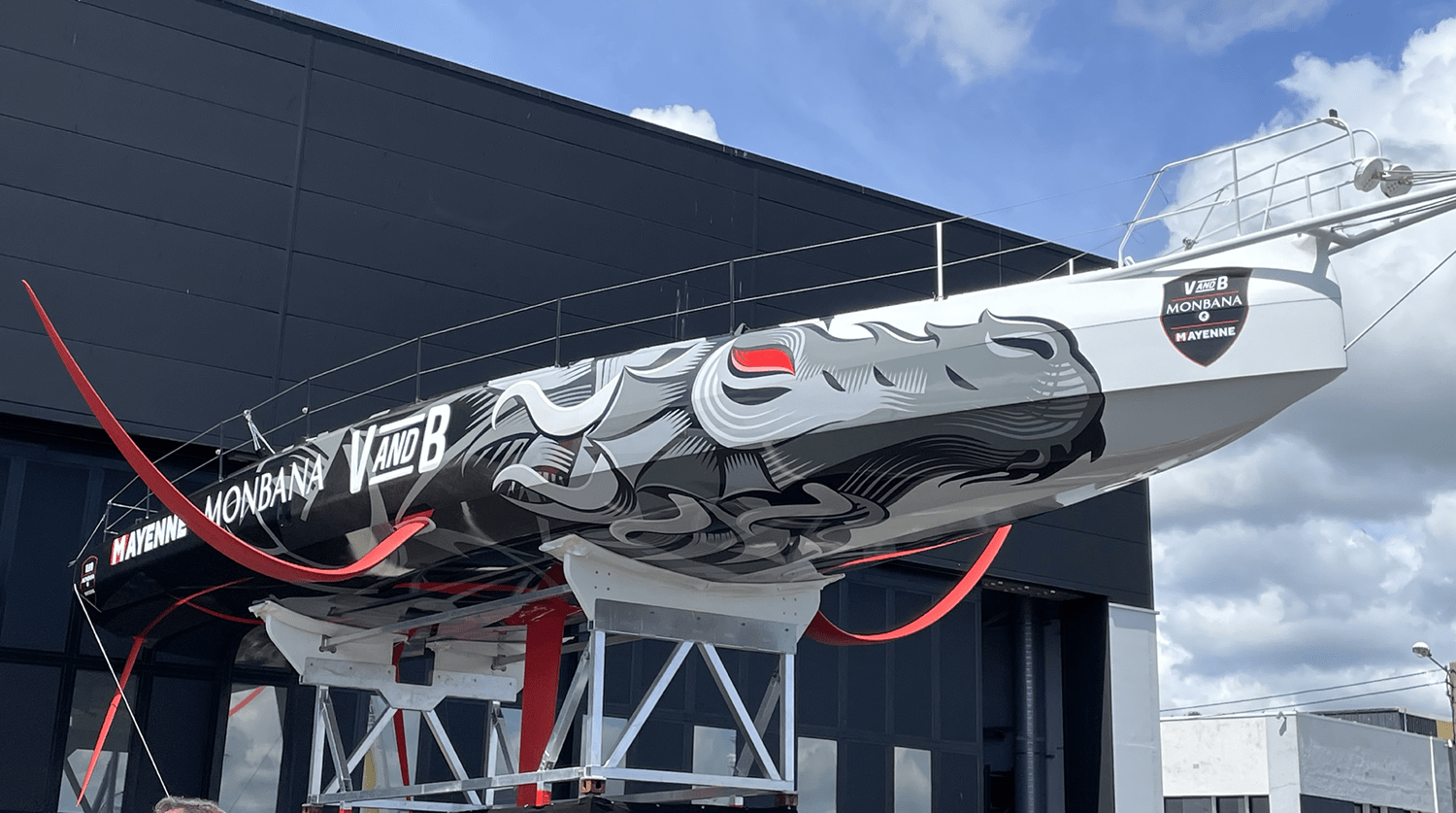 Imoca VandB Monbana Décoration coque et voiles d'un imoca du Vendée Globe. Peinture sur voile