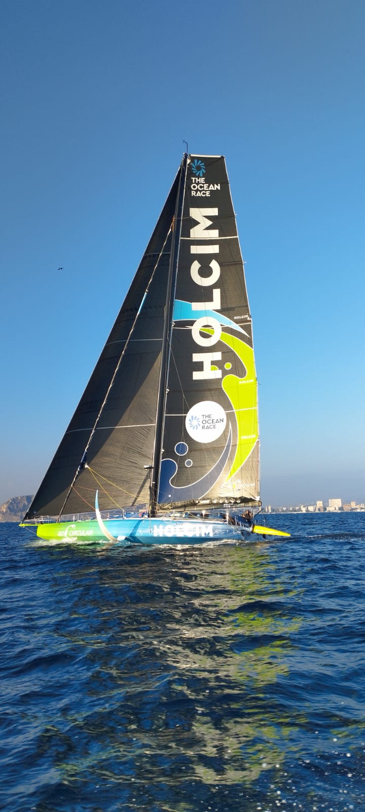 Imoca Holcim Décoration voile en peinture pour l'imoca Holcim Vendée Globe 2024